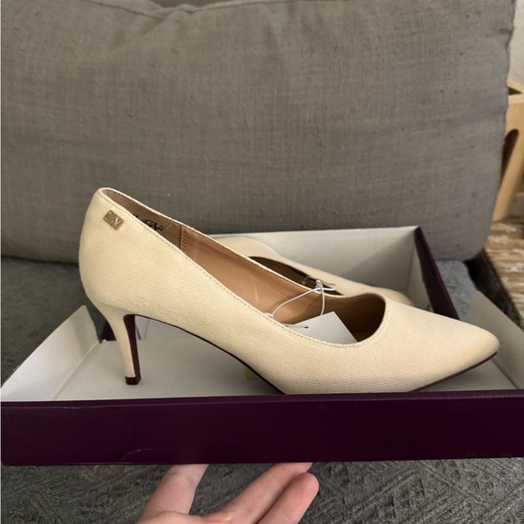 Gloria Vanderbilt Cream Heels - Picture 1 of 3